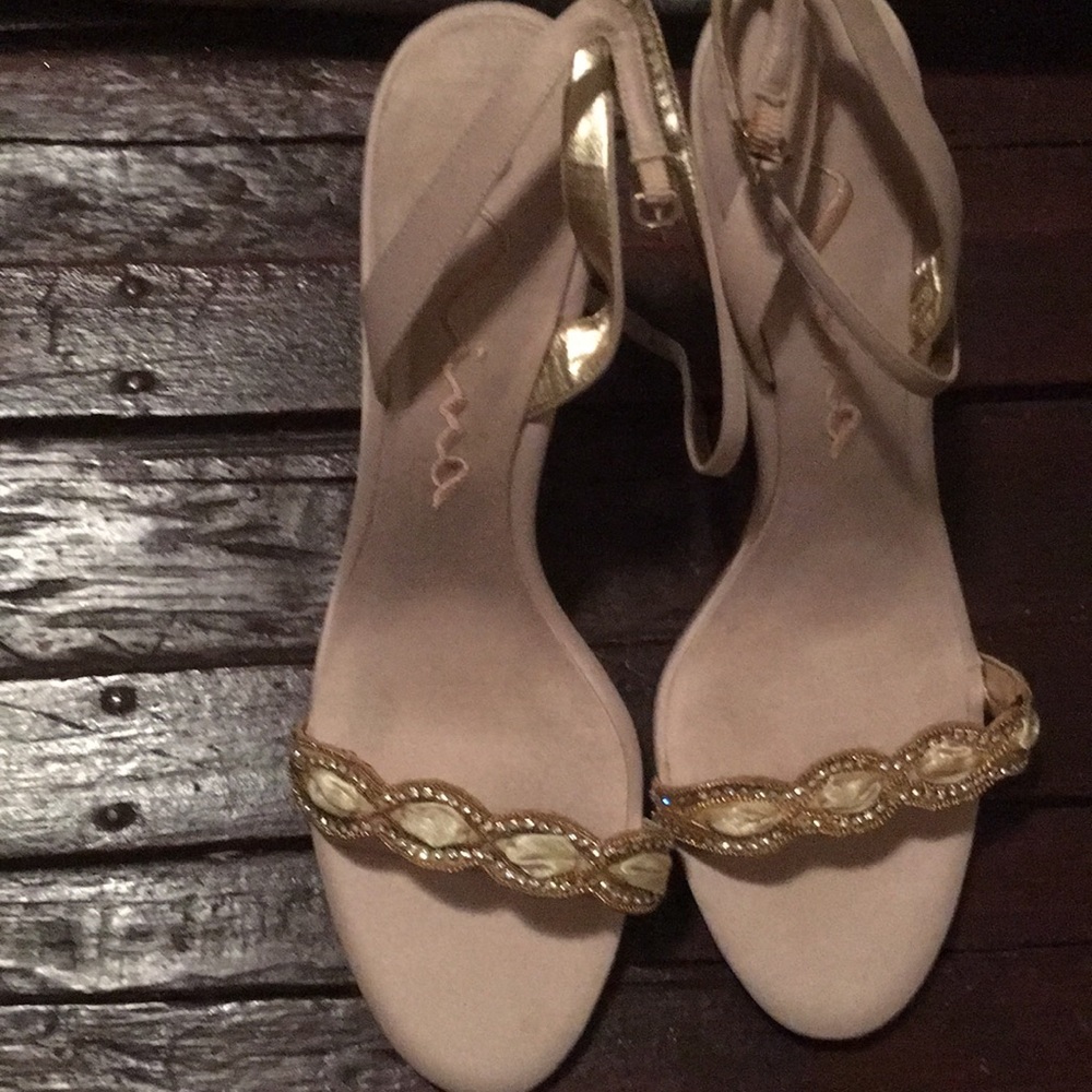 Elegant 4” heels.